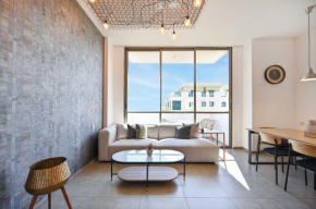 Cosy 2BR next to Gordon Beach by Holyguest